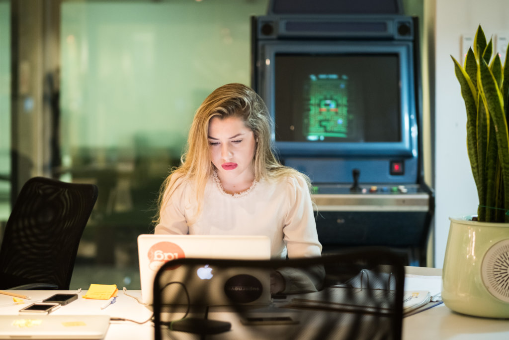 Mujer trabajando en un ordenador en una oficina moderna